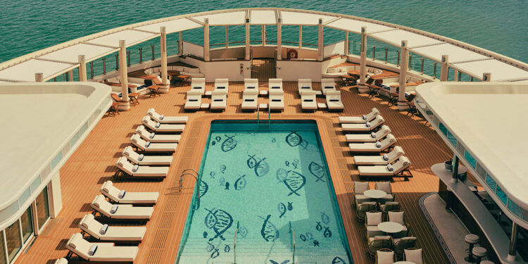 Un hotel flotante de ultralujo pasa por Ibiza: así es el Four Seasons I, el crucero inspirado en James Bond