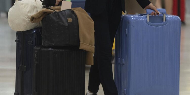 Cada vez más personas incorporan complementos alimenticios a su botiquín de viaje, según expertos