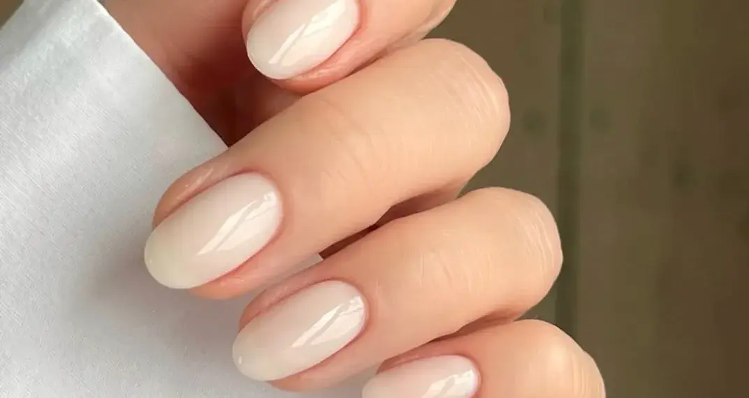 Uñas helado de vainilla, la manicura minimalista de buen gusto que llevaremos en otoño 2026