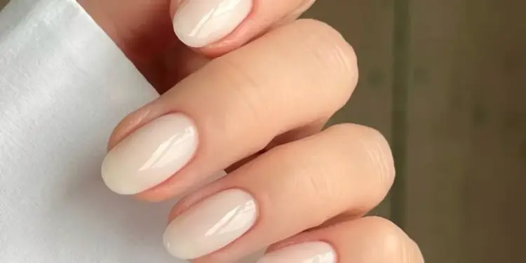Uñas helado de vainilla, la manicura minimalista de buen gusto que llevaremos en otoño 2026