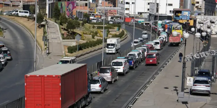 Feriado para reactivar el turismo arranca con filas por combustibles – eju.tv
