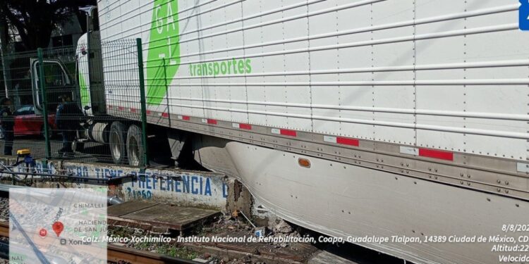 Vehículo de carga choca contra barda perimetral en crucero de Tren Ligero. Foto: @STECDMX