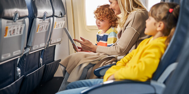 Viajar en avión con niños: las aerolíneas más kids-friendly y los derechos que las familias desconocen
