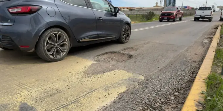Calles dañadas agravan los tacos y alargan los viajes en la conurbación