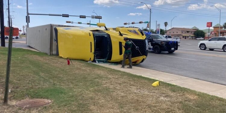 Vuelca tráiler con autopartes en transitado crucero de Eagle Pass; no hay lesionados