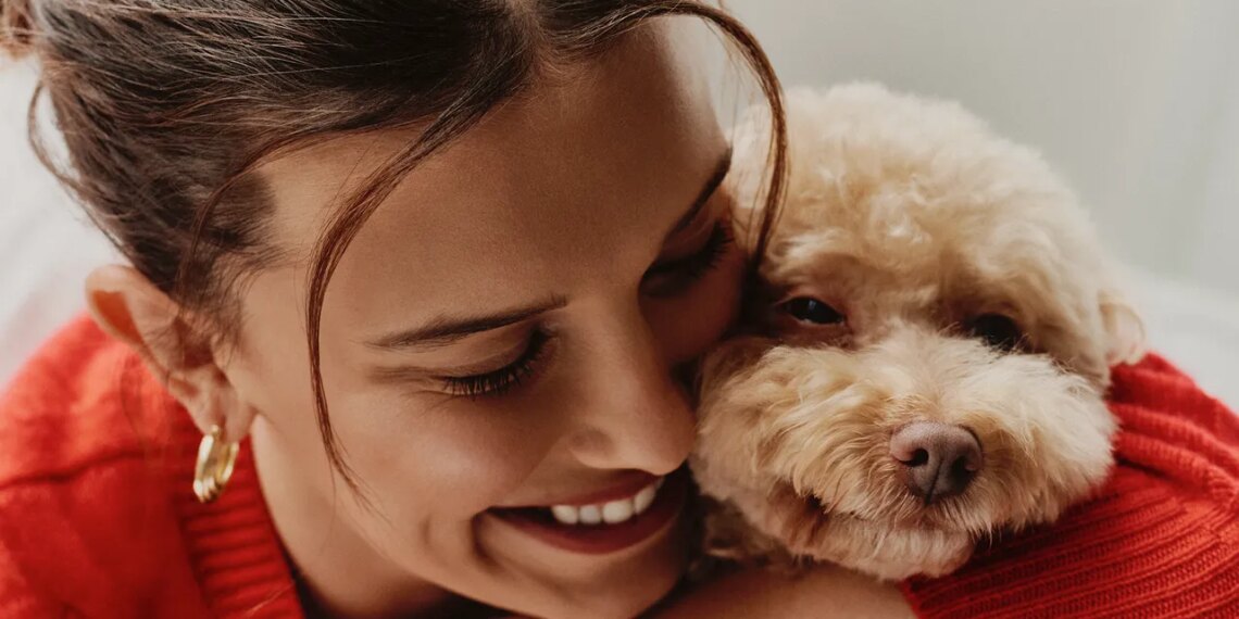 Winnie, el poodle miniatura de Millie Bobby Brown, posa como una auténtica estrella para Dogue