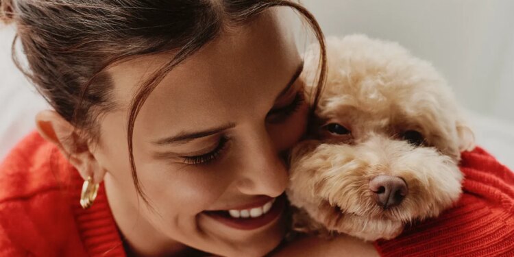 Winnie, el poodle miniatura de Millie Bobby Brown, posa como una auténtica estrella para Dogue