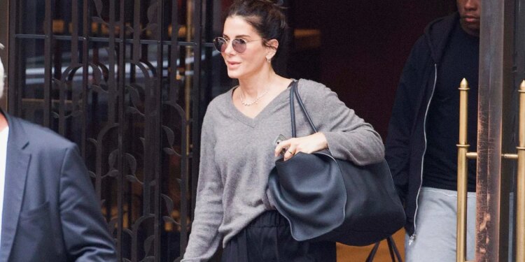 Zapatos planos de red: la tendencia de verano 2026 que Sandra Bullock lleva con pantalones acampanados