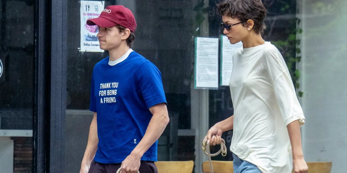 Zendaya presume su anillo de bodas con jeans rectos y zapatos de pezuña color rojo en verano 2026