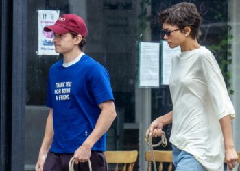 Zendaya presume su anillo de bodas con jeans rectos y zapatos de pezuña color rojo en verano 2026