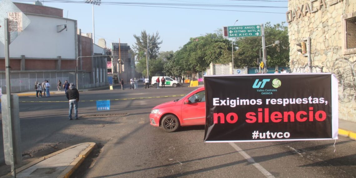 ¡Otra vez el bloqueo! Trabajadores de la UTVCO toman crucero del estadio de beisbol