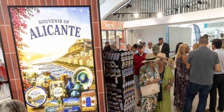 La terminal de cruceros estrena un «duty free» con sabor alicantino