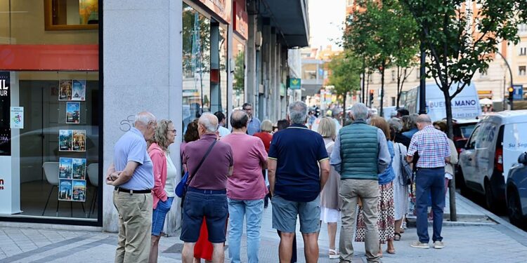 Madrugón y colas en las agencias de viaje de Valladolid para lograr una plaza del Imserso