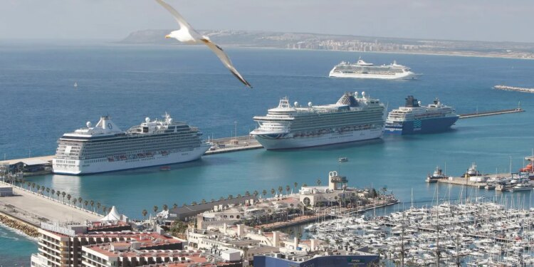 Alicante El Puerto se promociona con navieras y operadores para atraer nuevas escalas de cruceros y tráfico de puerto base