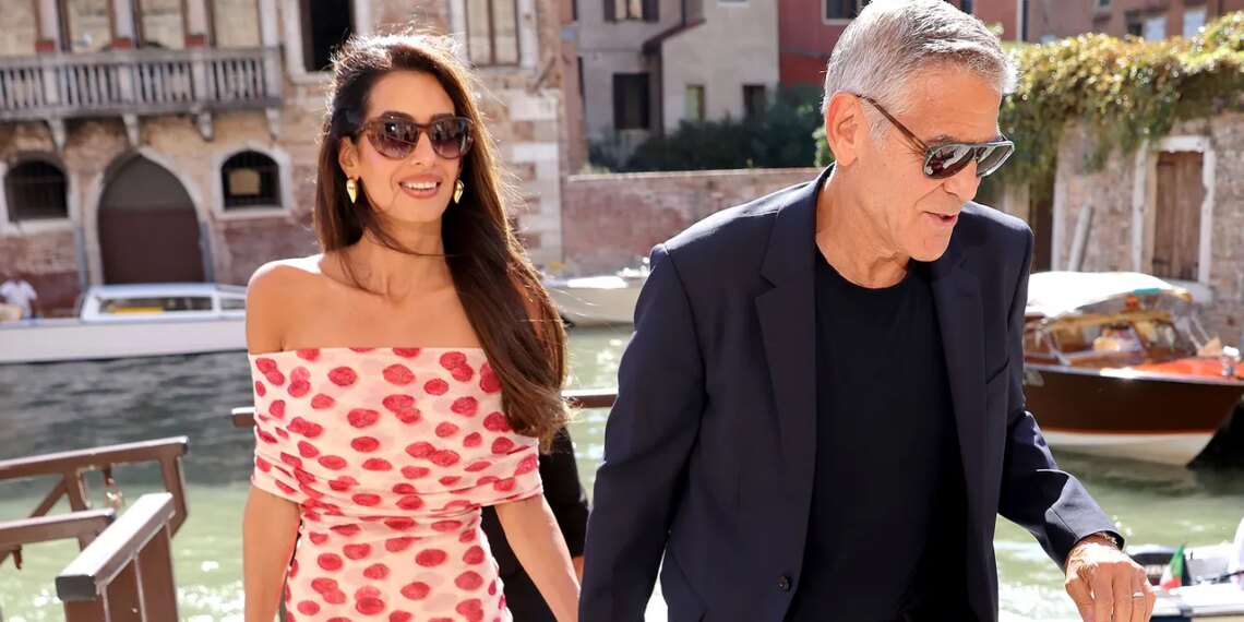 Amal Clooney es la más elegante con sandalias de tiras gruesas y vestido de “lunares” rojos en Venecia 2026