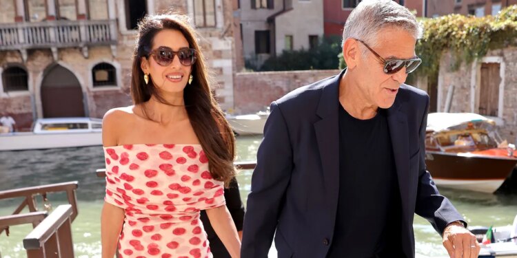 Amal Clooney es la más elegante con sandalias de tiras gruesas y vestido de “lunares” rojos en Venecia 2026