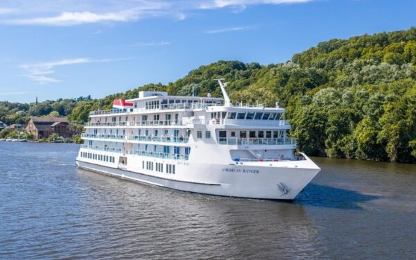 American Cruise Lines celebra lanzamiento de tercer barco nuevo este año