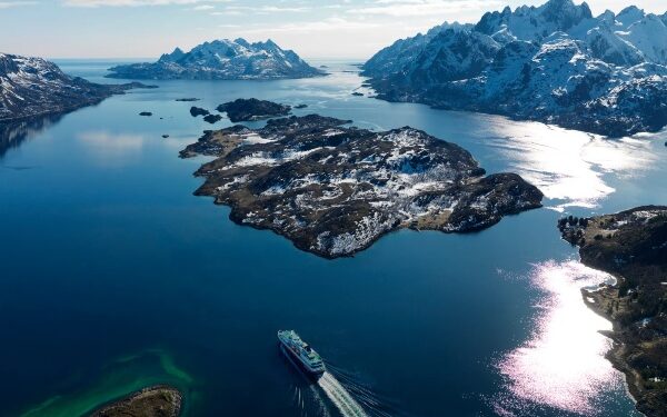 Hurtigruten abre oferta con descuento en cruceros con vuelo para público británico