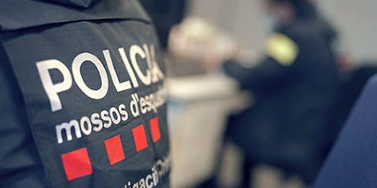 Los Mossos detienen la responsable de una agencia de viajes por presunta estafa a 400 personas