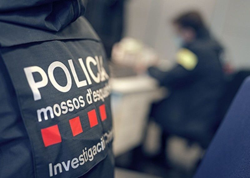 Los Mossos detienen la responsable de una agencia de viajes por presunta estafa a 400 personas