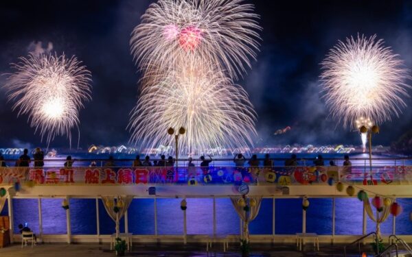 Asuka II y Asuka III se reúnen en el mar de Kumano para observar el Gran Festival de Fuegos Artificiales