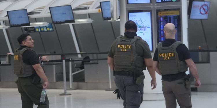Operativos migratorios elevan riesgos de viaje en Labor Day – Telemundo Utah