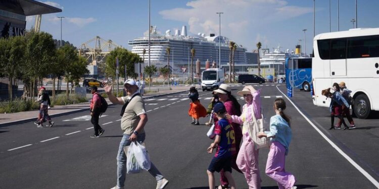 Un grupo de cruceristas en el puerto de Barcelona.