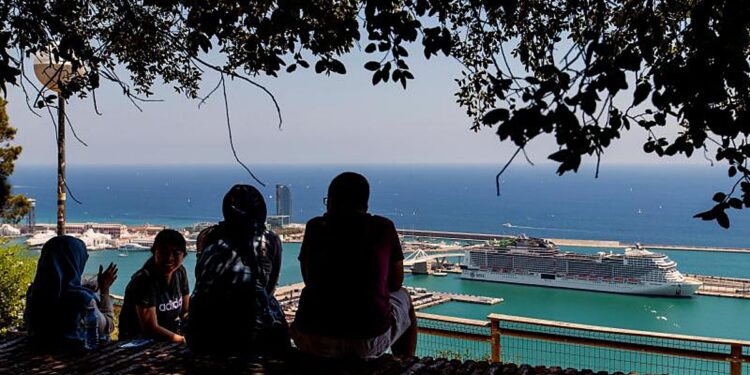 Treinta euros por bajar unas horas del crucero: Barcelona triplicará la tasa al visitante de escala