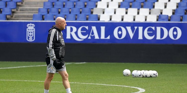 Calero, entrenador del Real Oviedo, hace de los viajes una fortaleza