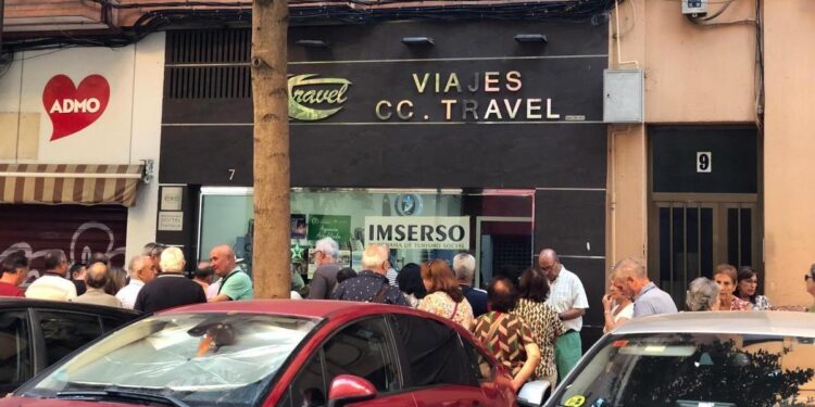 Las colas del Imserso vuelven a primera hora a Cáceres
