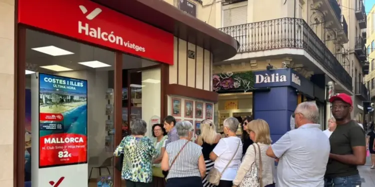 Ayer por la mañana hubo colas en algunas agencias de viaje de Lleida, como esta en el Eix Comercial. - L. B. L.