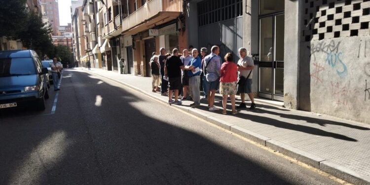 Colas desde primera hora en una agencia de viajes de la capital.