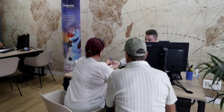 Inicia el Imserso con llenos y solo un tercio de los vuelos desde Peinador