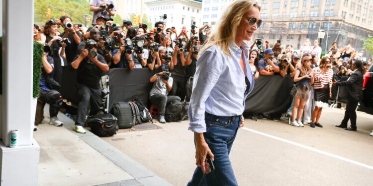 How to Wear ’80s Mom Jeans in a 2026 Way