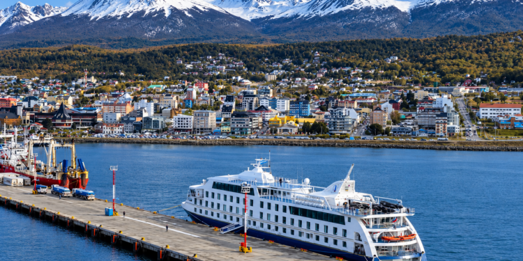 Con el arribo del Ventus Australis, Ushuaia inició la temporada de cruceros