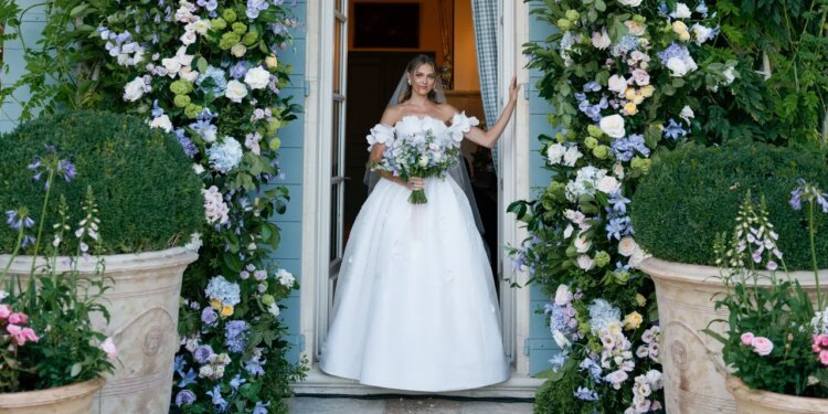 Con un vestido de Oscar de la Renta bordado con amapolas, esta novia dijo “sí, quiero” rodeada de flores en Francia