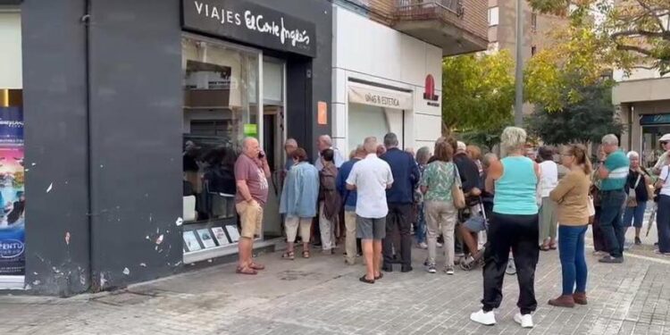 Colas en agencias de viajes de València para reservar plaza en viajes del Imserso