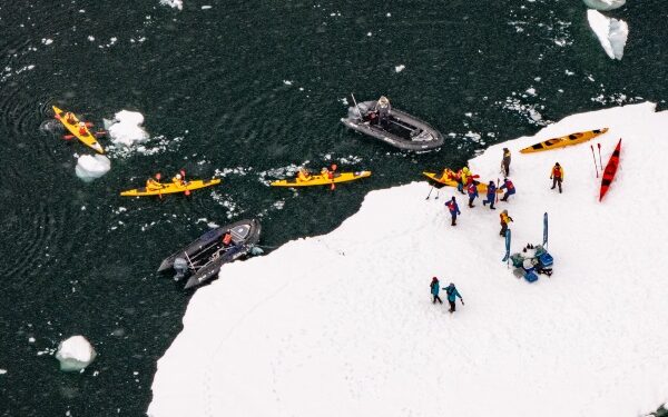 Swan Hellenic destaca cruceros con expediciones al hielo en kayak