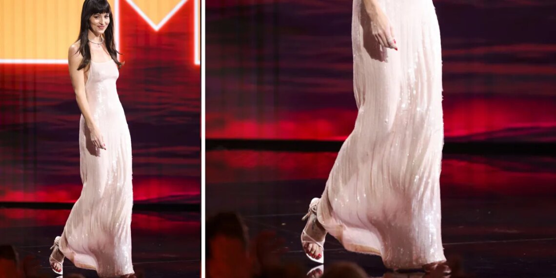 Sandalias de tiras y vestido de lentejuelas, Dakota Johnson encarna la elegancia junto a Taylor Swift en los VMAs 2026