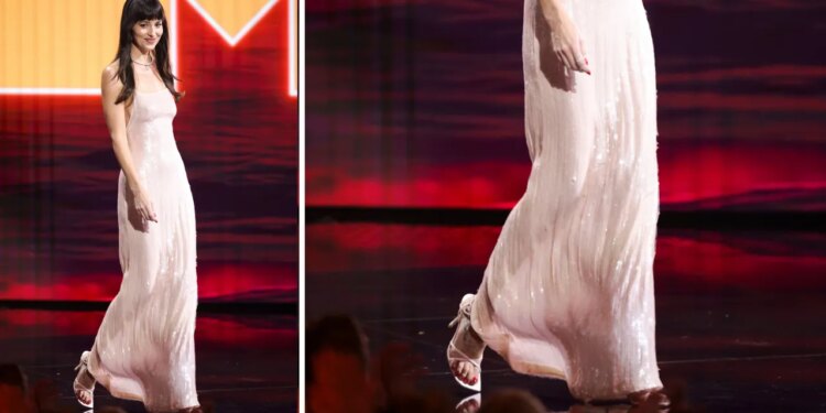 Sandalias de tiras y vestido de lentejuelas, Dakota Johnson encarna la elegancia junto a Taylor Swift en los VMAs 2026