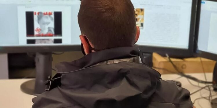 Un agente de los Mossos delante de distintas pantallas de ordenadores.