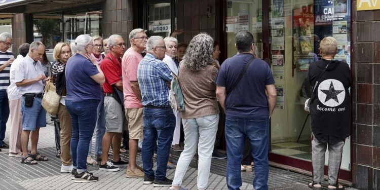 A la carrera por los viajes del Imserso: del 'click' en internet a las colas en las agencias de León