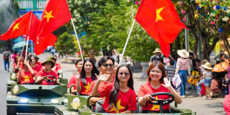 Las melodías del Día Nacional resuenan, y la bandera roja con una estrella amarilla brilla intensamente contra el cielo a una altitud de 10.000 metros.