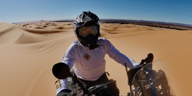 La 2 estrena 'Sin plan', un viaje a bordo de la moto del aventurero Charly Sinewan