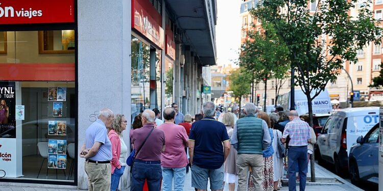 Madrugón y colas en las agencias de viaje de Valladolid para lograr una plaza del Imserso