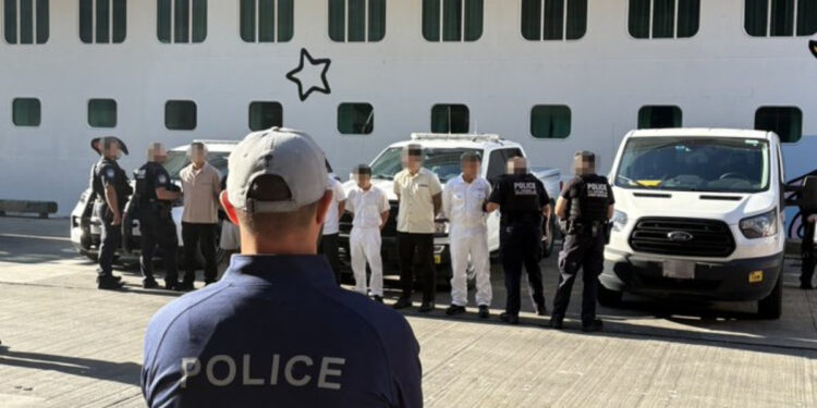 Personas detenidas por CBP frente a un crucero © X / Servicio de Inmigración y Control de Aduanas de los Estados Unidos