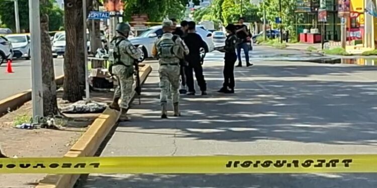 Atacan a balazos a limpiavidrios en un crucero de Culiacán
