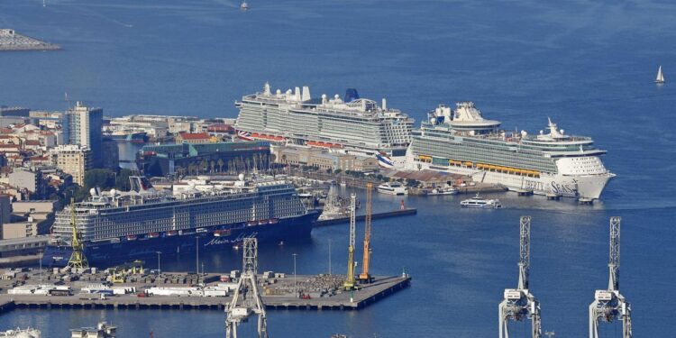 Uno de los tres cruceros en su escala en el muelle de Trasatlánticos.