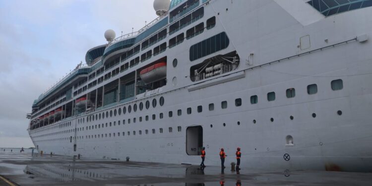 Crucero Grandeur of the Seas hizo escala en Colón: más de mil pasajeros visitaron la provincia - Nacionales