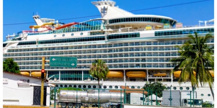 “Navegante de los Mares” llega a Puerto Vallarta con 4,950 visitantes